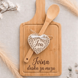 Personalizirana drvena daska sa kuhačom