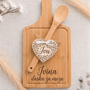 Personalizirana drvena daska sa kuhačom